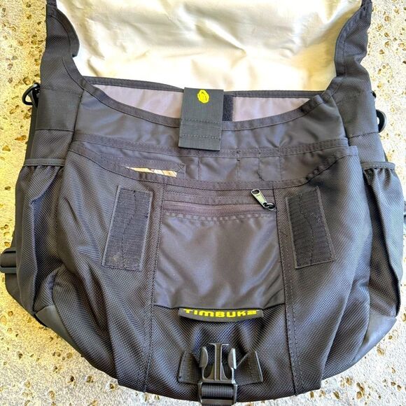 Timbuk2 Other - Timbuk2 messenger bag/backpack, excellent condition, black, lots of storage